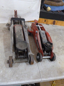 lot 65 image: 2 Floor Jacks
