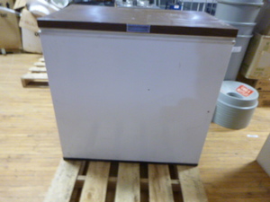 lot 71 image: Montgomery Wards Chest Freezer