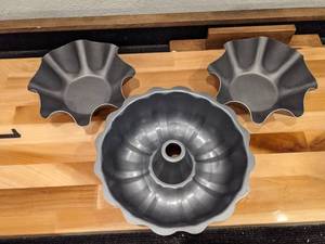 lot 70 image: Non-Stick Bundt Pan & 2 Tortilla Pans