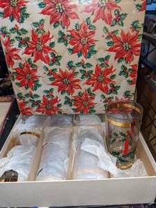 lot 26 image: Mid Century Modern Christmas Glasses wCandle Design & Gold Border