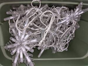 lot 23 image: Tote of Vintage Snowflake Lights