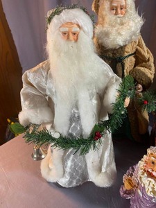 lot 104 image: Santas Galore