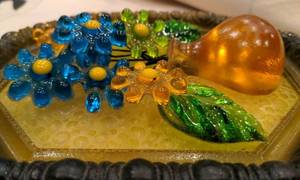 lot 87 image: Rare MCM Mod Lucite Flowers in Vase Wall HangingPlaque