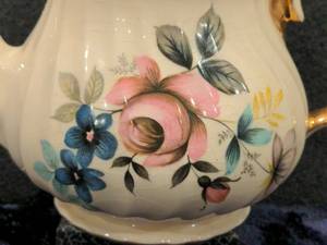 lot 95 image: James Sadler England Swirl Teapot Flowers Floral Gold Trim, 5
