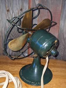 lot 12 image: 1920s Working GE Series G 6 Brass Blade Desk Fan