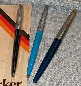 lot 52 image: 3 Vintage Parker Pens- 2 Jotter Ballpoint, Vista Blue, New Black, Navy Fountain