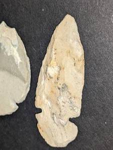 lot 127 image: 4 Flint Dovetail Points