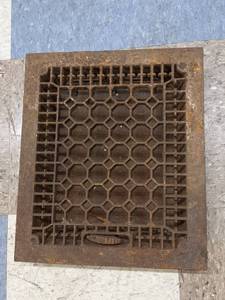 lot 7 image: Architectural Salvage Heavy Metal Floor Grate