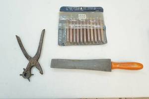 lot 21 image: carving set