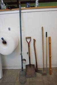 lot 81 image: garden tools