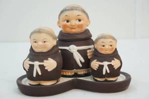 lot 97 image: salt and pepper shakers