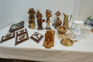 lot 62 image: Large group of home dcor