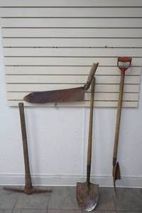 lot 197 image: Yard tools