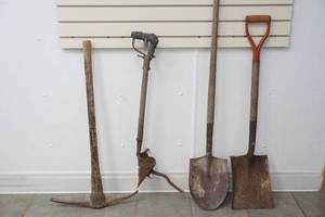lot 198 image: Yard tools