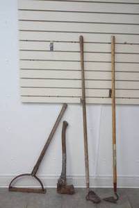 lot 200 image: Yard tools