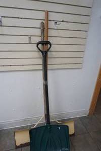 lot 243 image: Shovels