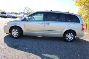 2011 Chrysler Town & Country Touring L - 2 OWNERS - 85,050 MILES - LOADED