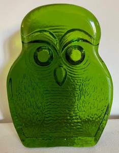 lot 51 image: Gorgeous Green Glass Blenko Owl