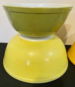 lot 54 image: 6 Pretty Pyrex Mixing Bowls