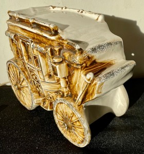 lot 3 image: Sweet Vintage Stagecoach TV Lamp