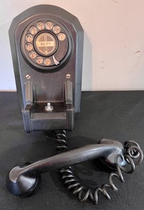lot 16 image: Vintage Telephone