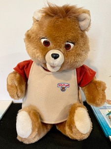 lot 40 image: Teddy Ruxpin Bear with Books and Tapes