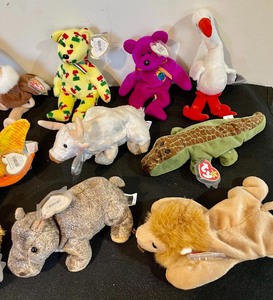 lot 46 image: Variety of Beanie Babies