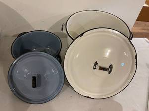 lot 162 image: Vintage Enamel Items