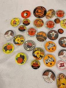 lot 163 image: Vintage Pin Backs - Vintage Buttons