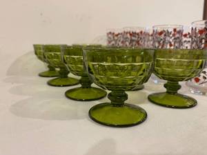 lot 185 image: 8 Vintage Olive Glass Desert Dishes and 8 Floral Drink Glasses