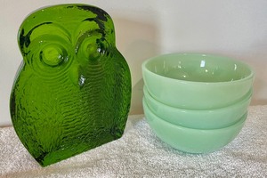 lot 248 image: Green Goodness including Blenko Owl