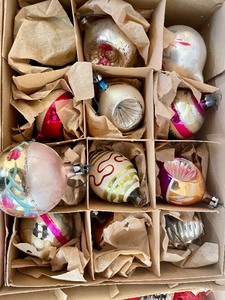 lot 258 image: Variety of Vintage Ornaments