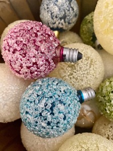 lot 270 image: Holiday Decor