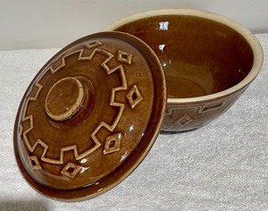 lot 406 image: Lovely Lidded Pot
