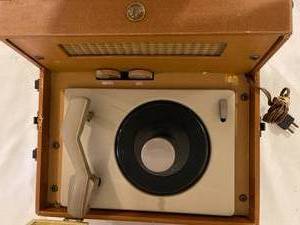lot 357 image: Vintage RCA 45 Record Player