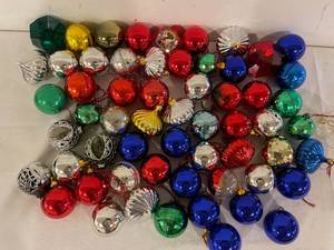 lot 388 image: Large Lot of Plastic Vintage Christmas Bulbs