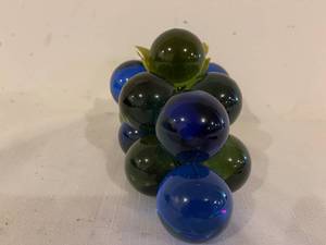 lot 391 image: Vintage Acrylic Grapes