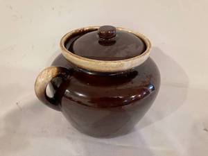 lot 393 image: Vintage McCoy Bean Pot
