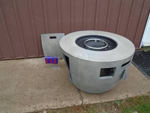 Peak Top concrete propane fire pit. Missing lava rocks. Looks like it was a store display. Untested. As shown.