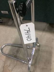 lot 14 image: BREWER POTABLE MAYO STAND - GREAT CONDITION