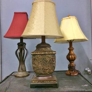lot 33 image: Lot Of 3 Beautiful Lamps With Shades - Excellent Working Condition