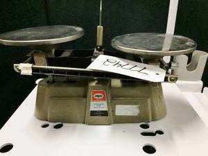 lot 39 image: Vintage Ohaus Harvard Trip 2kg-5 LB Balance Scale