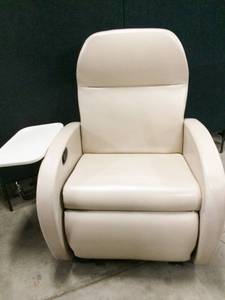 WE CALL THIS THE BUBBLE CHAIR - FANTASTIC &amp SUPER COMFORTABLE MOBILE DIALYSIS INFUSION RECLINER GERI CHAIR WITH FLIP UP TRAY TABLE - SMOOTH CONTEMPORARY LINES &amp EXCELLENT CONDITION