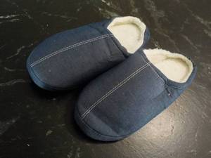 lot 67 image: Gold Coast size L Slippers...