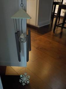 lot 87 image: Snowflake LED Chime...