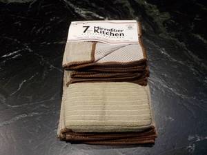 lot 92 image: 7 pc Microfiber Kitchen Set...
