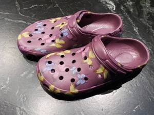 lot 97 image: Skyline Clogs size 8...