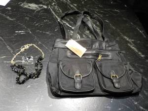 lot 117 image: Gold Coast Purse, matching Necklace...