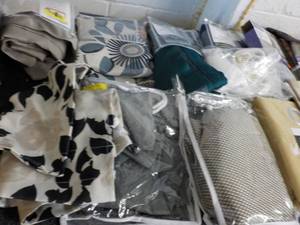 lot 47 image: Large Lot of Drapes, Curtains, Ties...