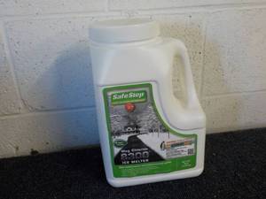 lot 221 image: Safe Step Ice Melter...